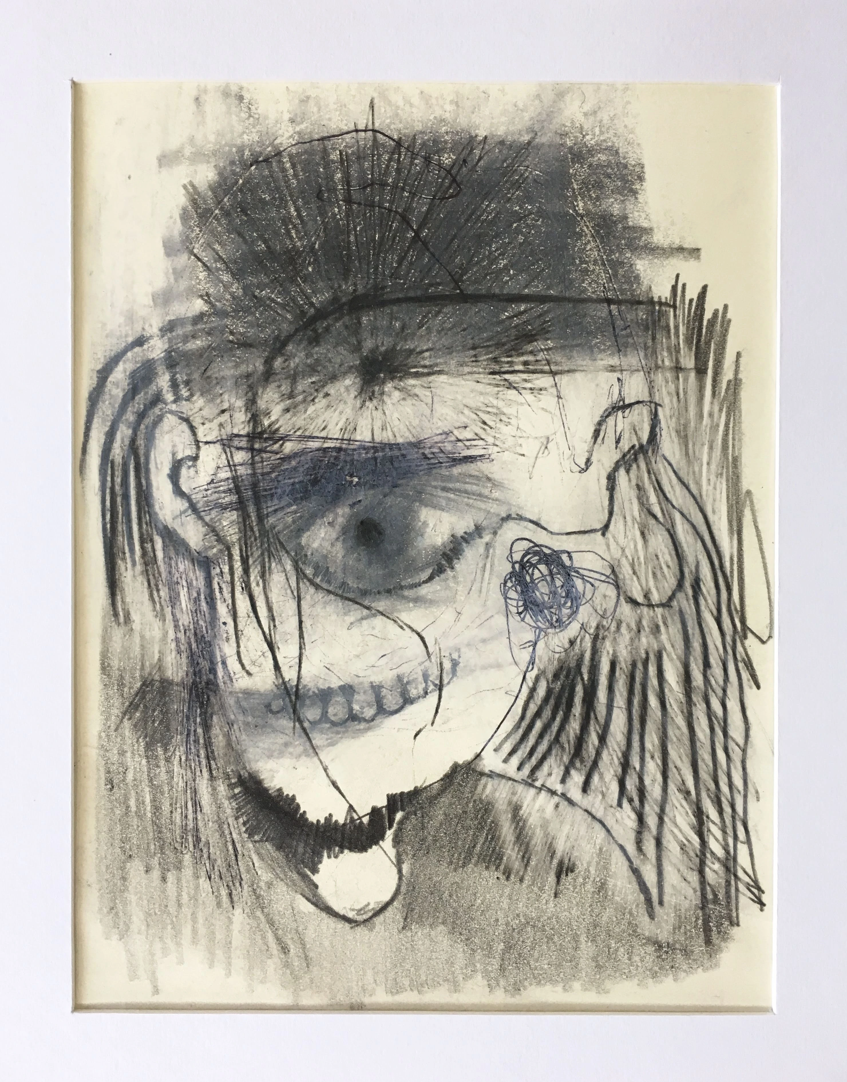 Rostro dibujado entre trazos densos y zonas de grafito