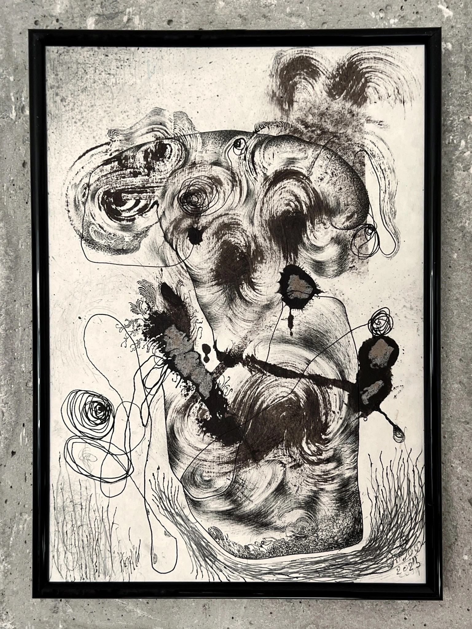 Dibujo vertical enmarcado de formas orgánicas, trazos circulares y manchas negras