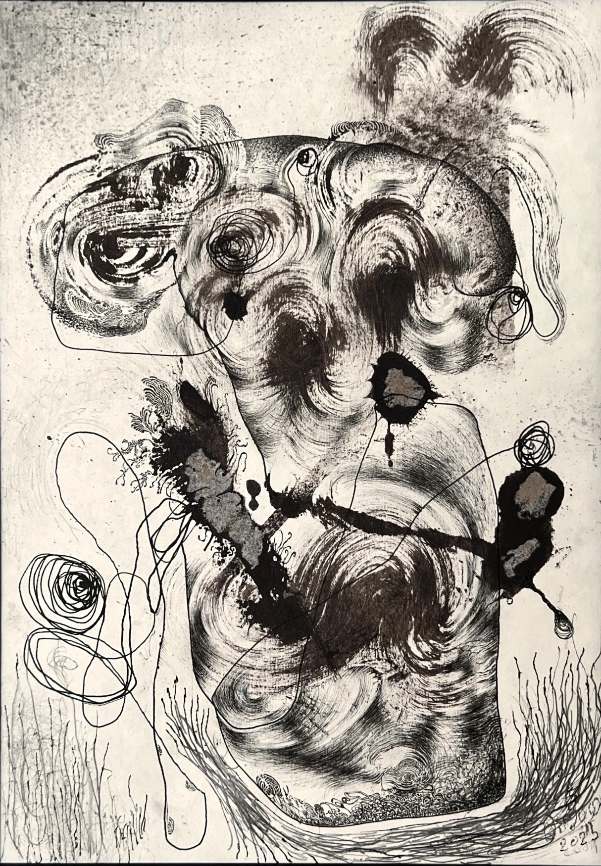 Dibujo vertical de formas orgánicas, trazos circulares y manchas negras