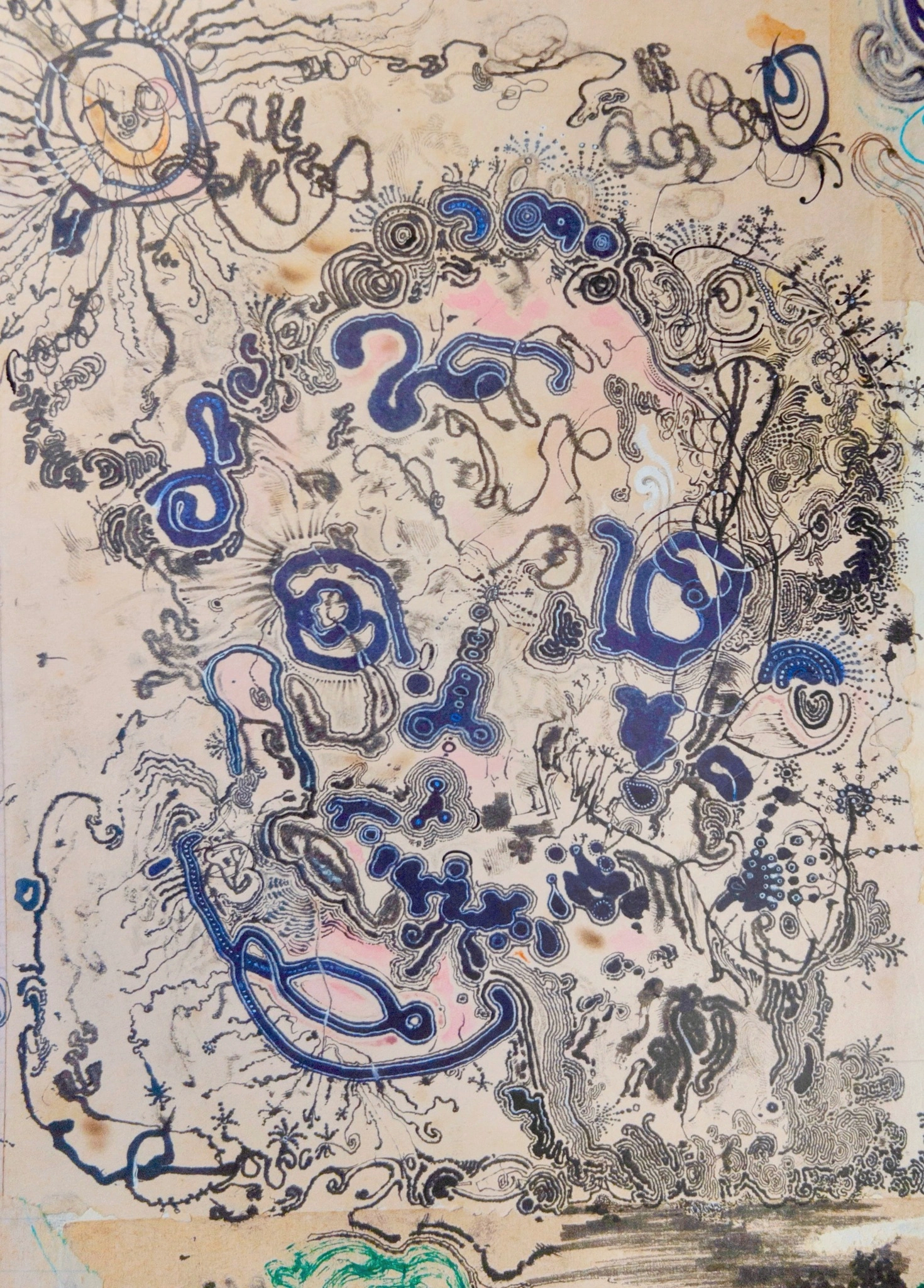 Composición vertical de dibujo automático con formas azules y una trama orgánica de líneas negras