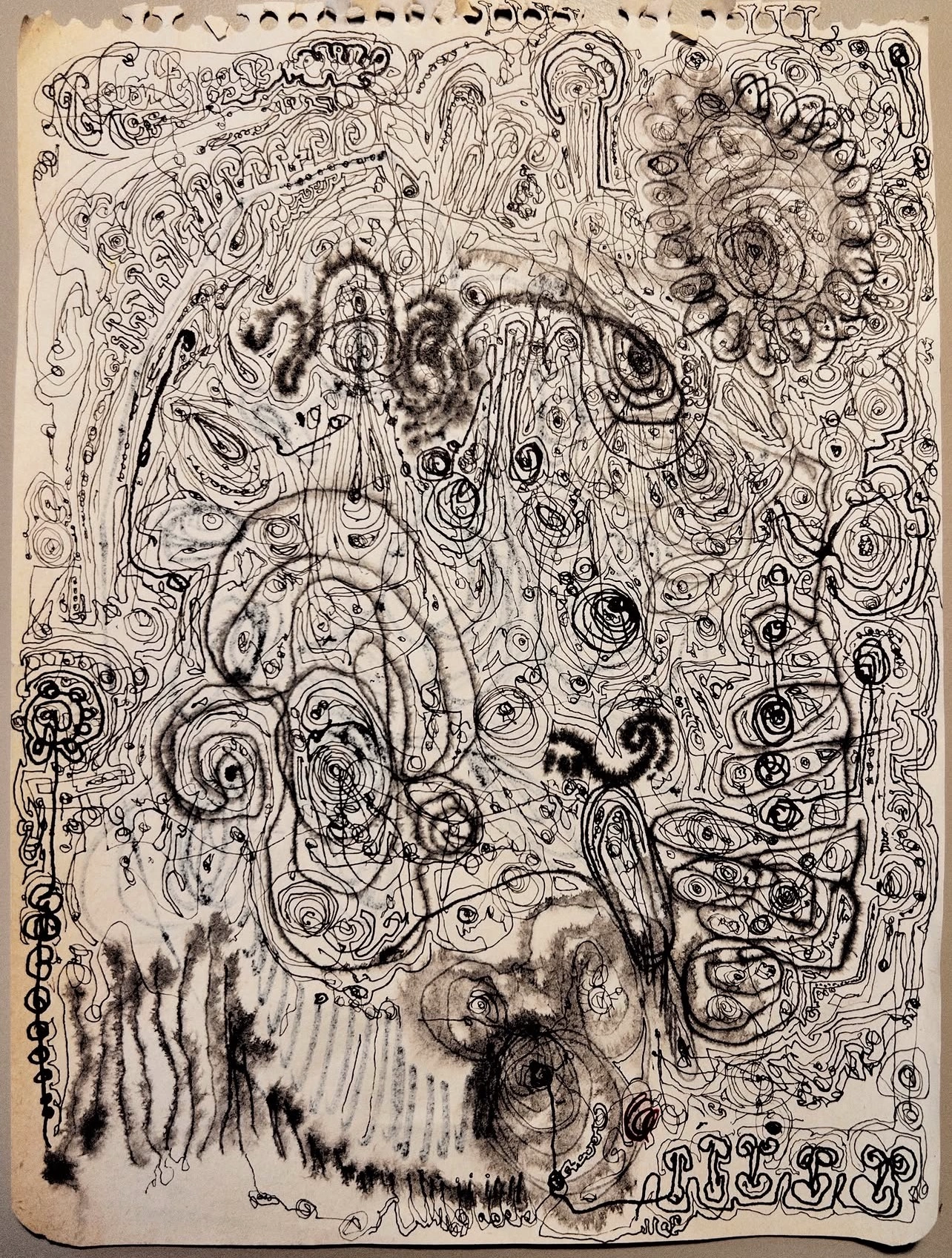 Hoja de dibujo automático con una acumulación densa de rostros, espirales y trazos negros